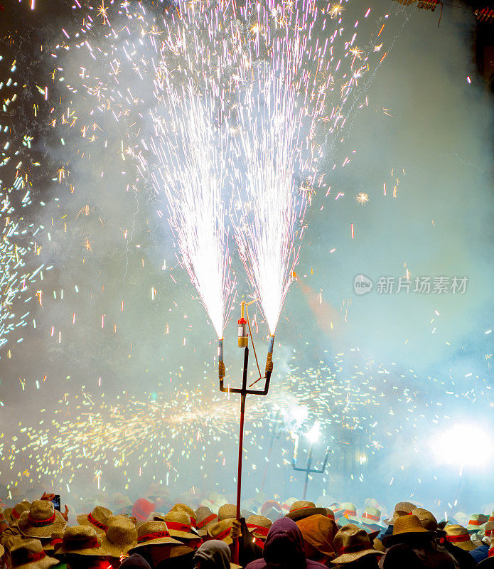 加泰罗尼亚Correfoc -街道上的传统烟花节